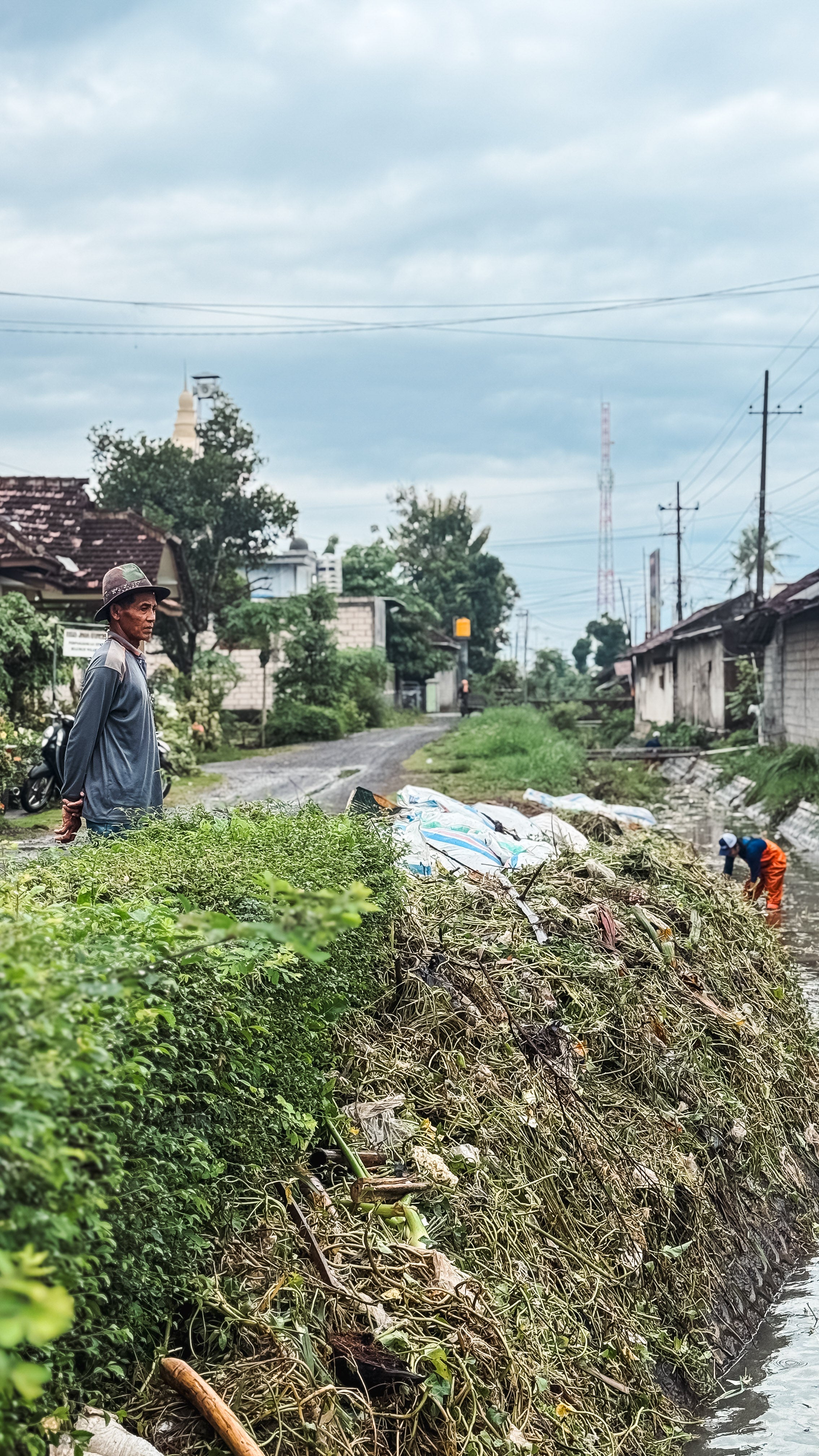 Clearing the Way: 4ocean Tackles Trash and Weeds in Sumbersewu’s Water Channel