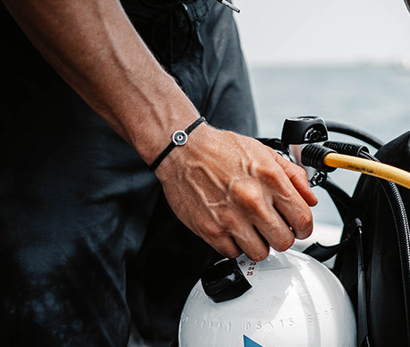 The 4ocean Osborne Reef Bracelet is worn by a male Scubadiver.